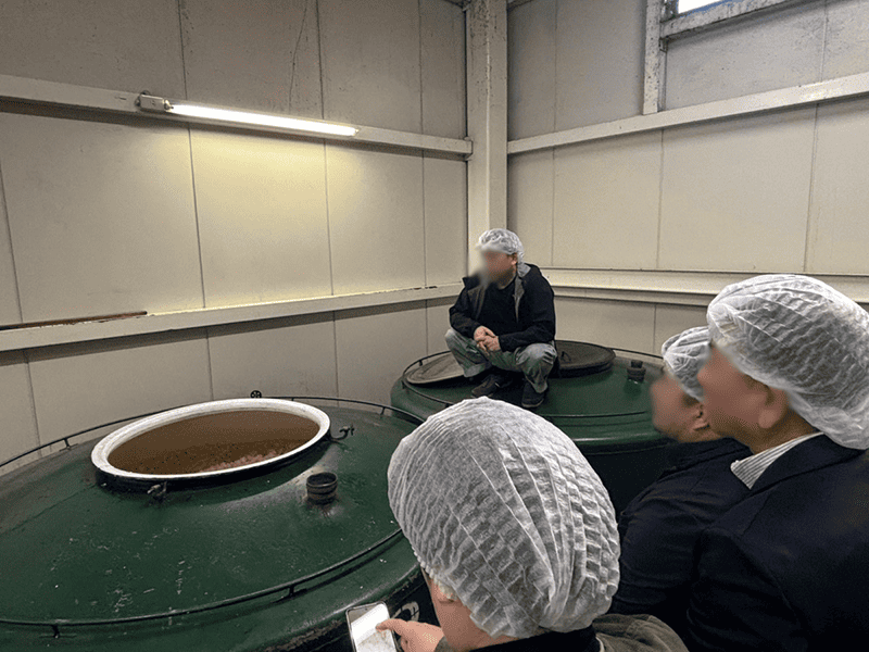 発酵ツアーでの醸造タンク見学の様子